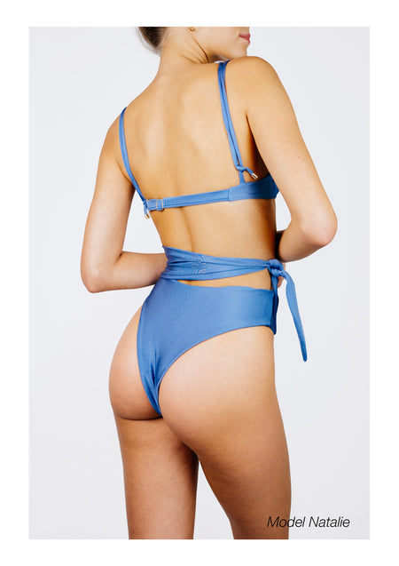 Ema bikini - azula”. An adjustable and medium coverage bikini with Brazilian style.